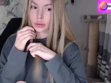 Bongacams Watch Live Sex Cams of Foxymoxy19