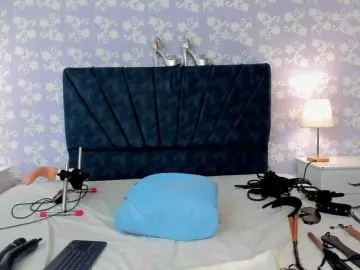 Bongacams Watch Live Sex Cams of LittleKloe