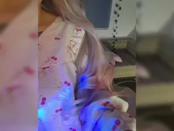 Bongacams Live Sex Cam of LittleDelora