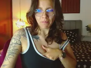 Cam4 Free Live Porn of kharlamorrys_