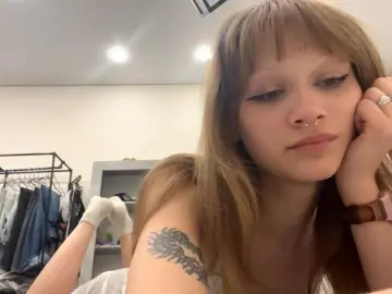 Cam4 Live Sex of RaymondeKuarez