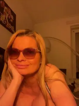 Cam4 Best Webcam of BlondandCurvy