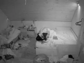 Camsoda Best Webcam of voyeurcam-julmodels-whitebed-2