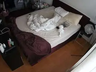 Camsoda Private Sex Chat of voyeurcam-julmodels-whitebed-2