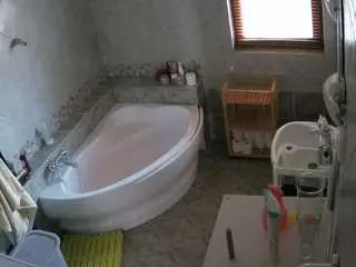 Camsoda Adult Webcams of voyeurcam-julmodels-bath-1st-2