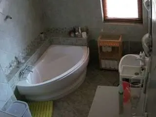 Camsoda Adult Video Chat of voyeurcam-julmodels-bath-1st-2