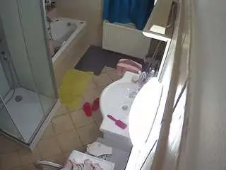 Camsoda Free Live Porn of voyeurcam-julmodels-bath-2nd-2