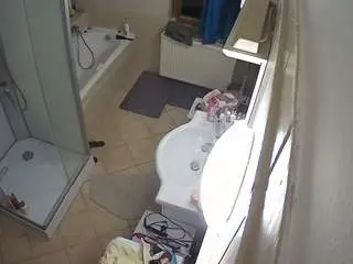 Camsoda Free Porn Cam of voyeurcam-julmodels-bath-2nd-2