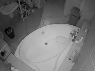 Camsoda Watch Live Sex Cams of voyeurcam-julmodels-bath-1st-1