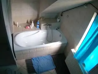 Camsoda Adult Webcam of voyeurcam-julmodels-bath-2nd-1