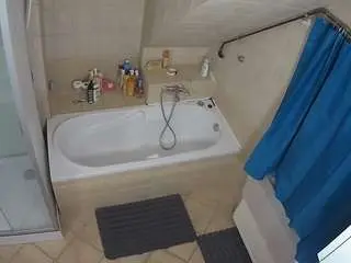 Camsoda Private Sex Chat of voyeurcam-julmodels-bath-2nd-1