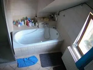 Camsoda Adult Webcams of voyeurcam-julmodels-bath-2nd-1