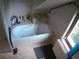 Camsoda Adult Webcam of voyeurcam-julmodels-bath-2nd-1