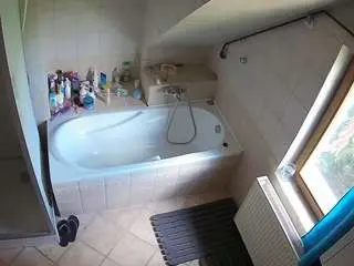 Camsoda Nude Webcam of voyeurcam-julmodels-bath-2nd-1
