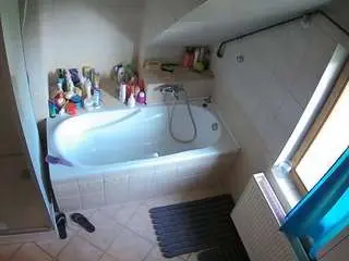 Camsoda Sex Cam of voyeurcam-julmodels-bath-2nd-1