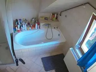 Camsoda Nude Webcam of voyeurcam-julmodels-bath-2nd-1