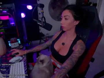 Chaturbate Live Sex Cam of evelyne92