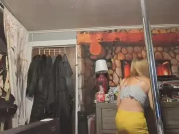 Chaturbate Free Porn Cam of pizzedwife