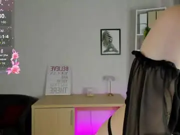 Chaturbate Live Sex Cam of lessi_grace