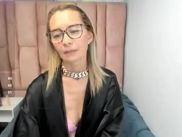 Chaturbate Adult Webcams of issa_milf__