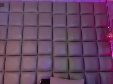 Chaturbate Live Sex Cam of kira_vance