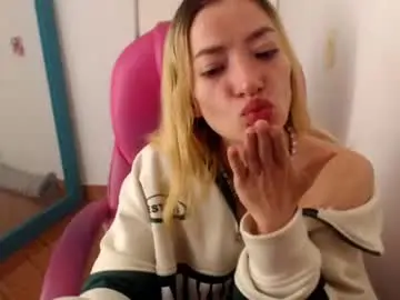 Chaturbate Live Sex Cam of zoee_joness