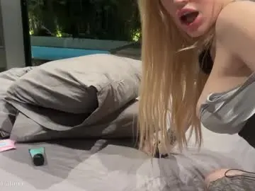 Chaturbate Live Sex Cam of golden_alinee