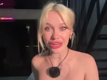 Chaturbate Live Sex Cam of golden_alinee