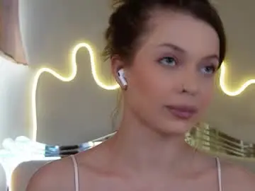 Chaturbate Live Sex Cam of kelly_peachpiee