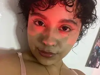 Streamate Nude Webcam of curly_cute021