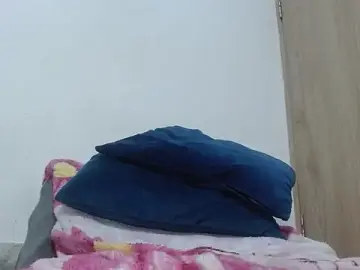 Stripchat Sex Cam of avaleri_cherry