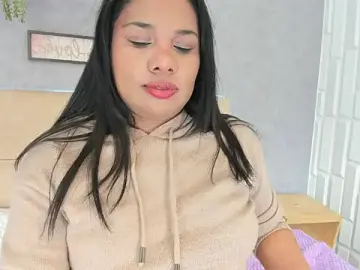 Stripchat Live Sex Cam of Cloee_evans