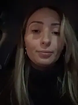 Stripchat Sex Cam of LetsFunKARINA