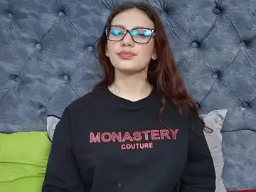 Stripchat Nude Webcam of LARICSABLUE