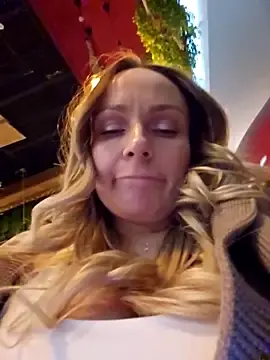 Stripchat Live Sex Cam of Bondgirl_013