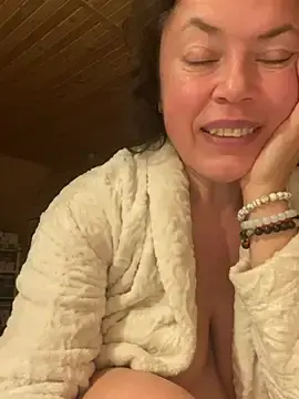 Stripchat Live Sex Cam of Kiramagic