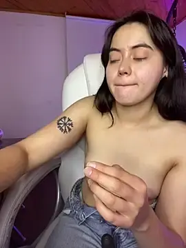 Stripchat Sex Cam of Camila_pinkk