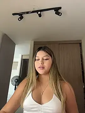 Stripchat Sex Cam of lunablossom_