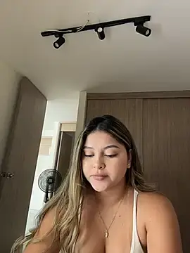 Stripchat Free Porn Cam of lunablossom_