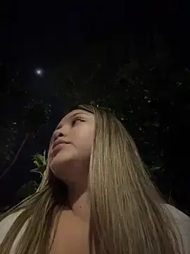 Stripchat Watch Live Sex Cams of lunablossom_