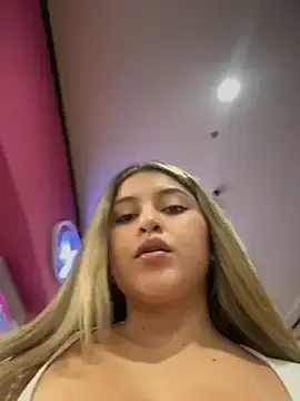 Stripchat Free Live Porn of lunablossom_