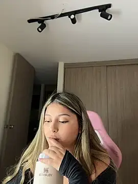 Stripchat Free Porn Cam of lunablossom_