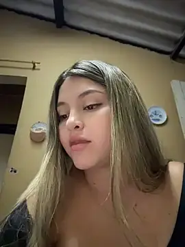 Stripchat Free Live Porn of lunablossom_