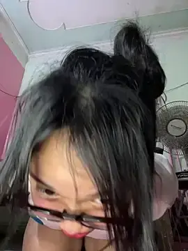 Stripchat Live Sex Cam of Leeeeiu