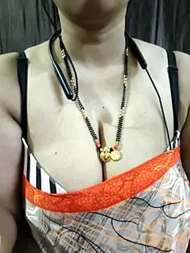 Stripchat Live Sex Cam of bhuvana_555