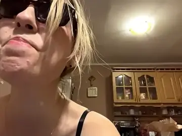 Stripchat Live Sex Cam of CharmingBlonde