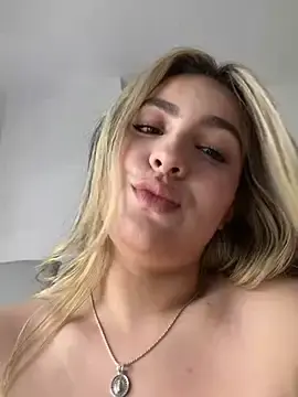 Stripchat Live Sex Cam of Cloee_Rainbow1