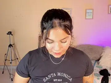 Stripchat Sex Cam of naomy_ruiz_