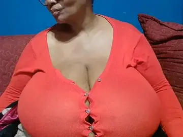 Stripchat Live Sex Cam of CUTEFIRMMELONSS