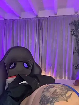 Stripchat Live Sex Cam of lonely_shewolf